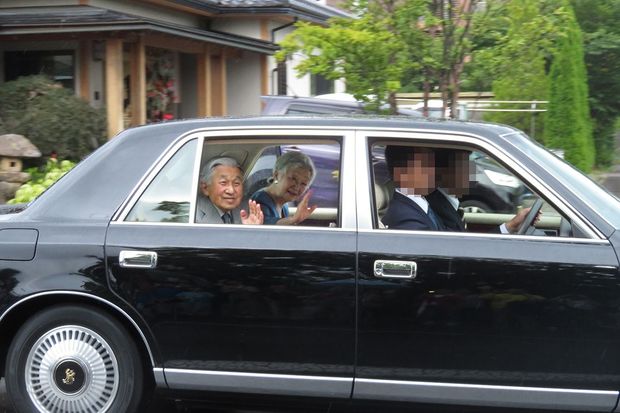 雨が降る中、『軽井沢大賀ホール』を訪問された両陛下を50人ほどの人々が出迎えた（8月23日）