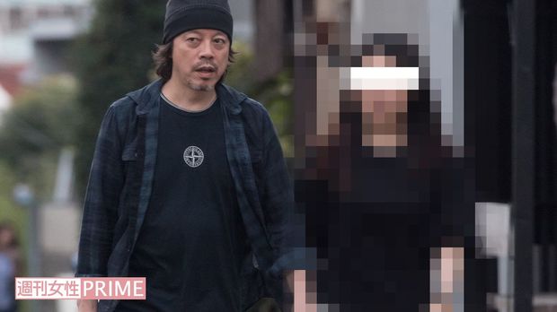 10月5日の昼下がり、原宿の路上を並んで歩くふたり。実はお互いに家庭がある身だ