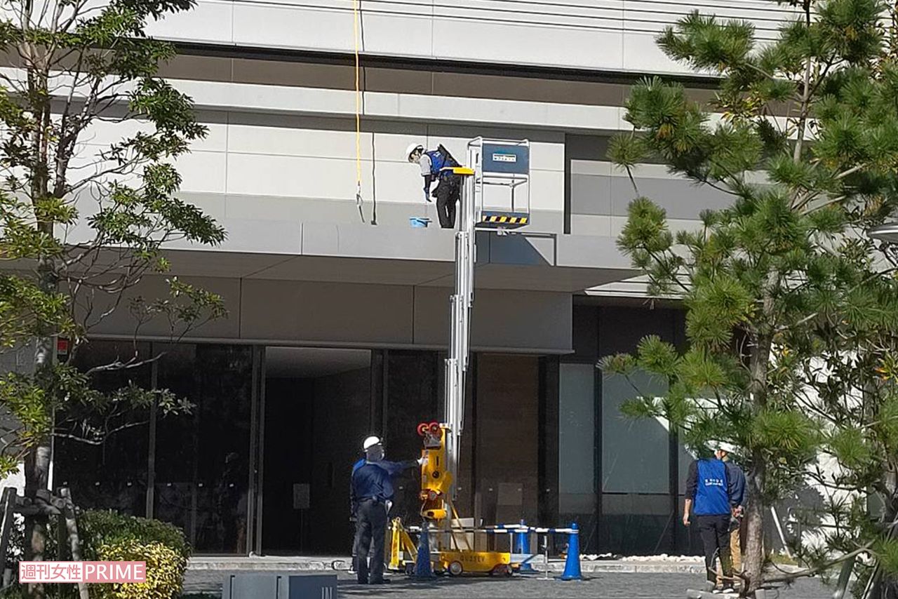清掃作業のほか、屋根の張り替え作業も