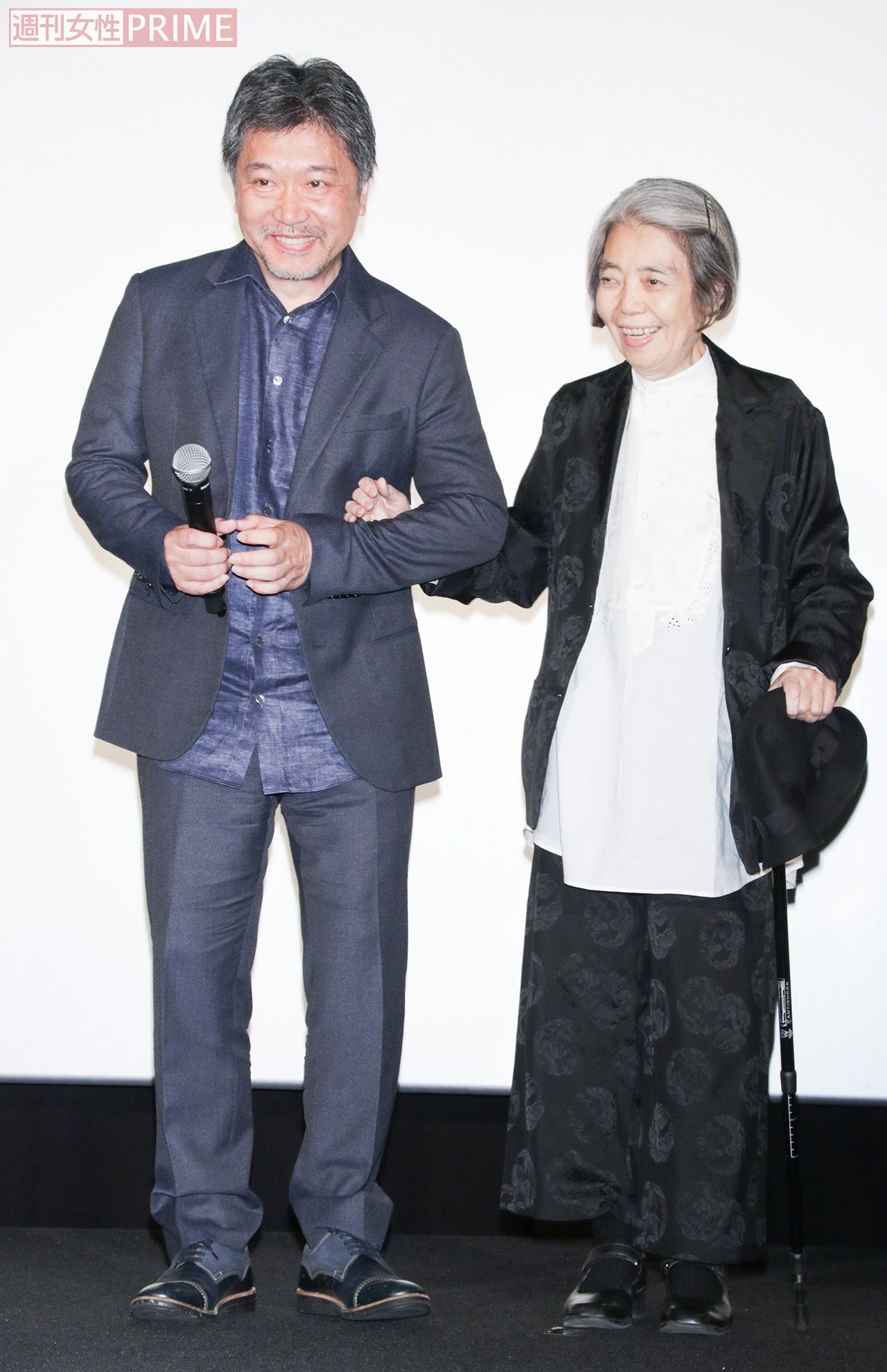 今年6月に登壇した映画『万引き家族』の舞台挨拶では、是枝裕和監督に支えてもらいながら杖をついてステージへ　撮影／週刊女性写真班