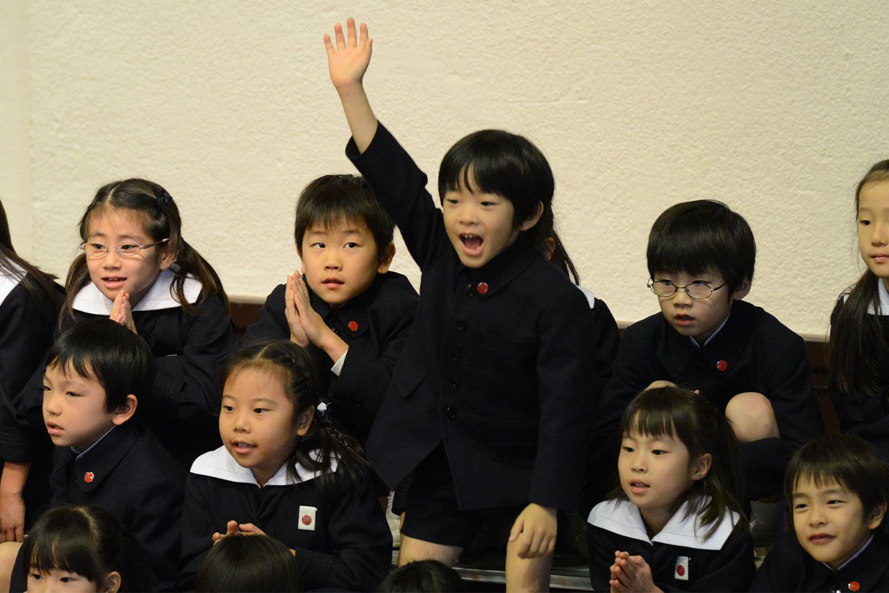 2013年11月、『お茶の水女子大学附属小学校』1年生の悠仁さまが音楽会にご参加。演目だった「だれにだっておたんじょうび」を歌われ、ほかの9月生まれのお友達と一緒に「ハーイ」と大きく手を挙げてお返事された。