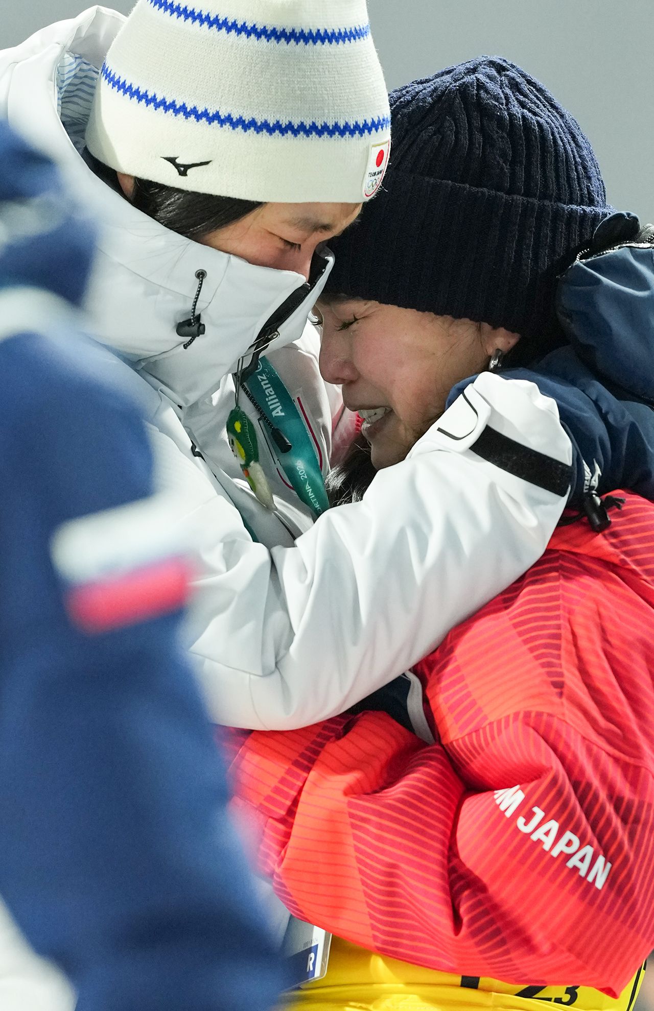 伊藤有希選手と抱き合う高梨沙羅　撮影／JMPA