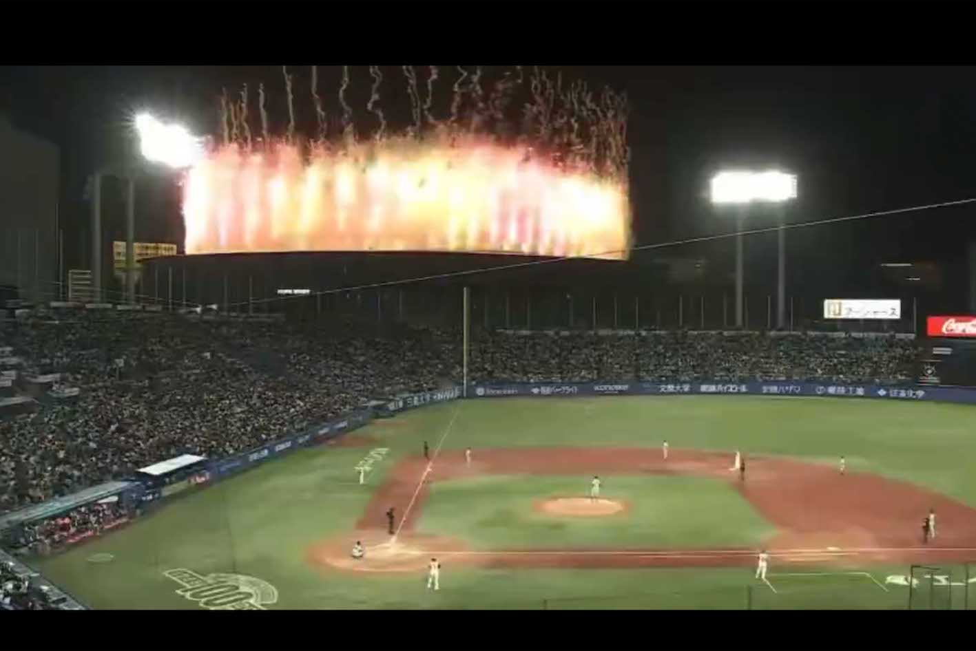 Mrs.GREENAPPLEの国立競技場公演でド派手な花火が上がり、神宮球場の試合は2日連続で試合が一時中断に（Xより）