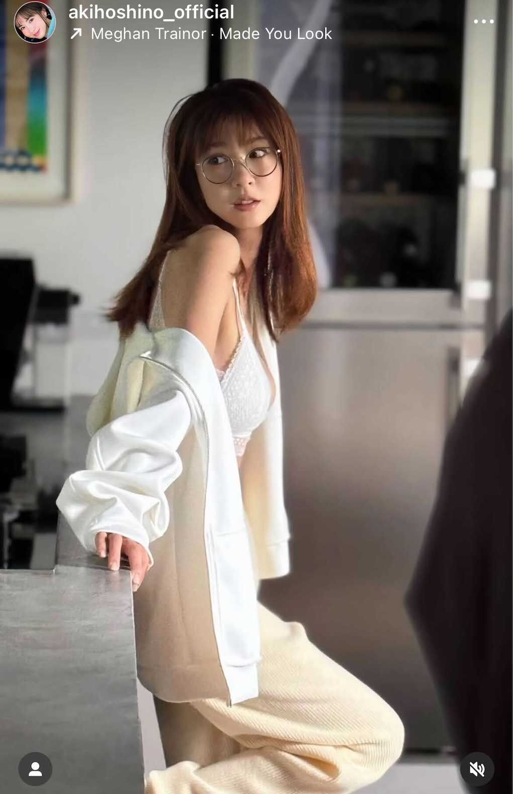 シャツをはだけさせて下着を露出したようなショットなど、“グラビア時代”を彷彿とさせるようなオフショットを公開したほしのあき（本人のインスタグラムより）