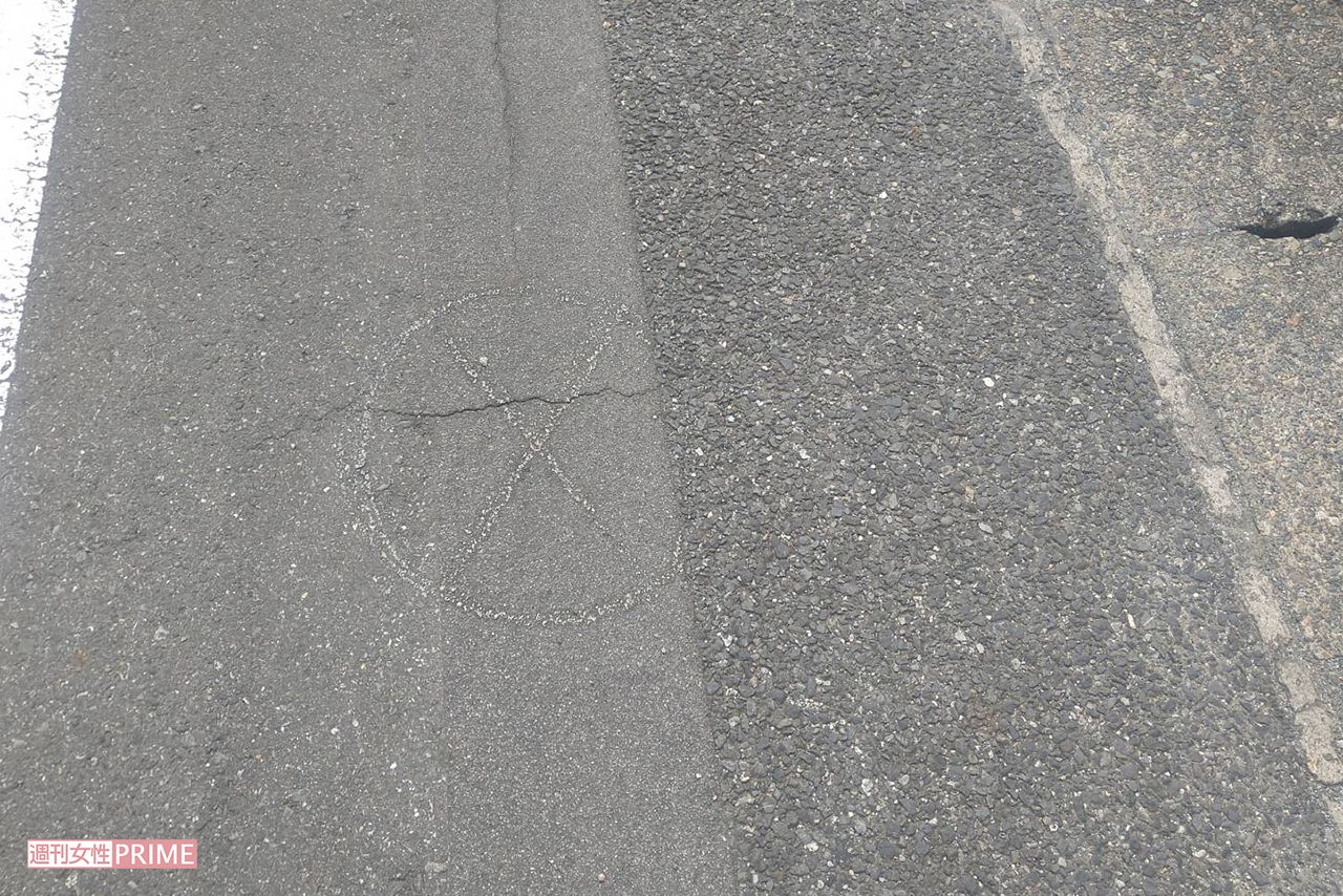 道路に警察が書いた✕印が