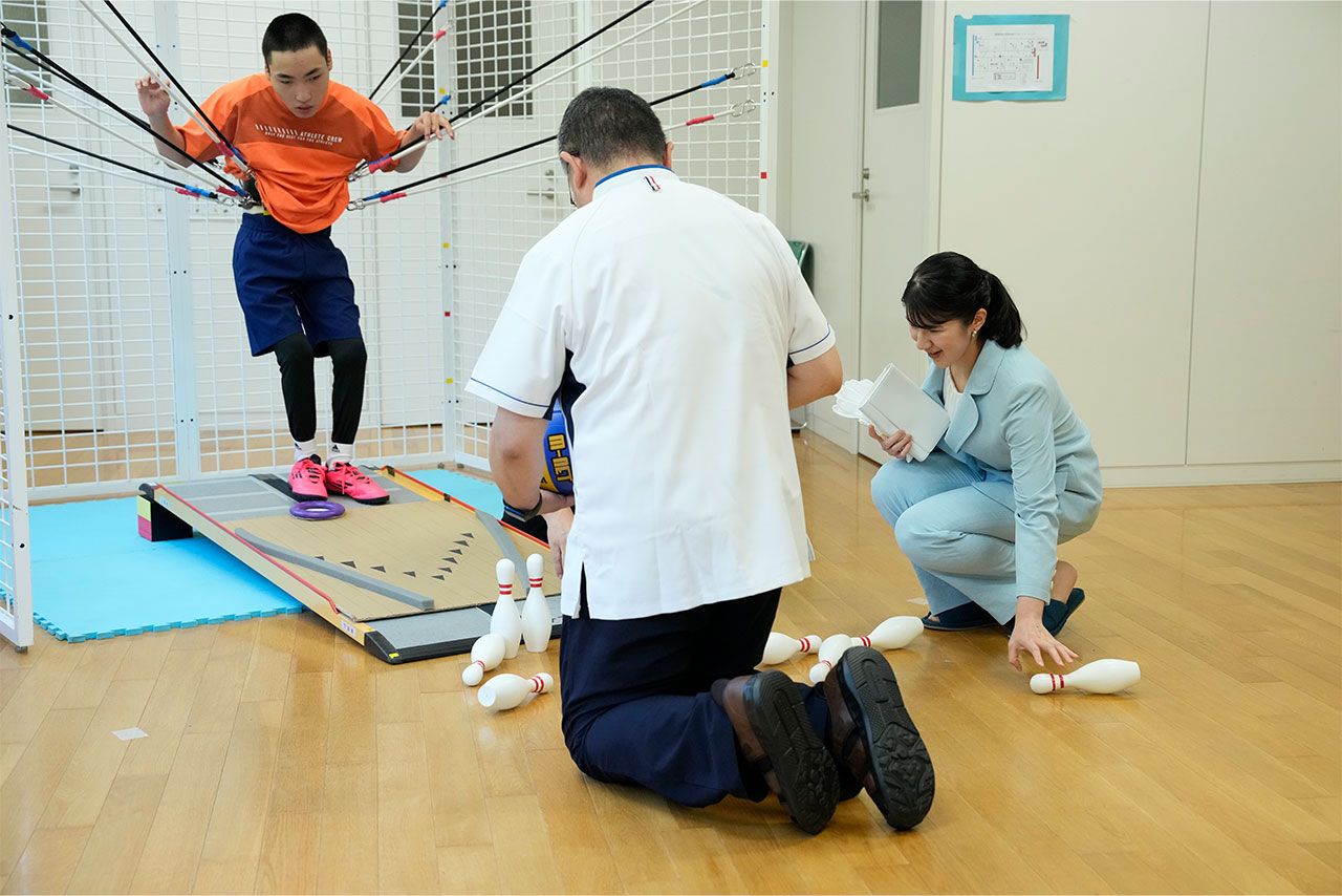 　8月21日、医療福祉センター「ふくしあ」を訪問された愛子さま。子どもたちを見守られて