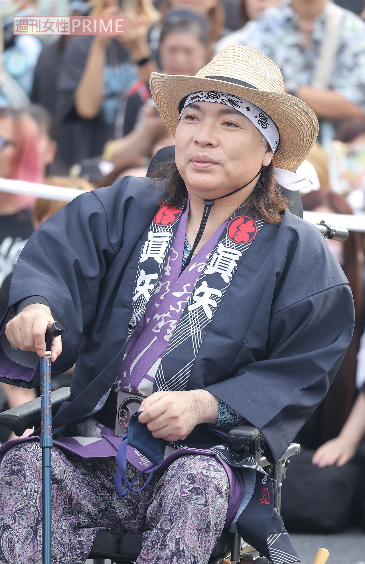 2025年9月に神奈川県秦野市で行われた「秦野たばこ祭」に車イス姿で参加した真矢さん