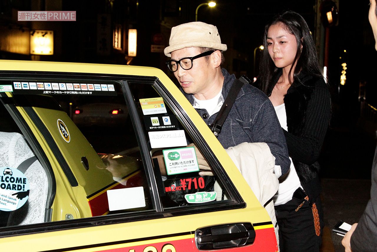 ラサール石井と32歳年下妻の桃圭さん（2011年11月）