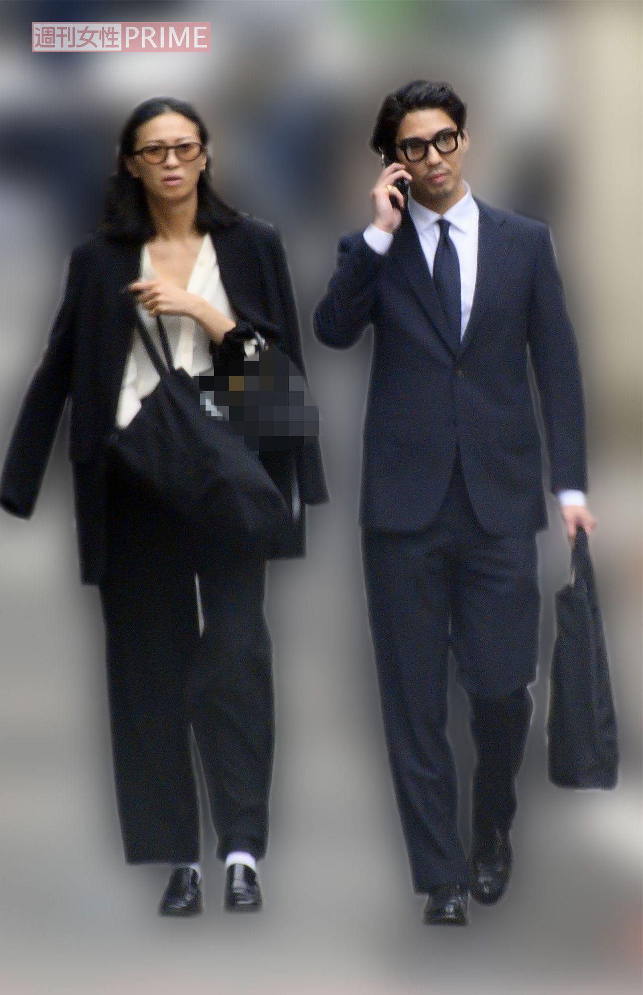 2024年4月、入学式を終えて妻の榮倉奈々と帰路につく賀来賢人。メガネをかけてビジネスマン風に