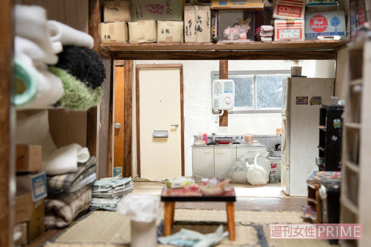 さまざまな現場の特徴や小島さんオリジナルのアイデアを組み合わせてミニチュアを製作。「“物が多くてすみません”と申し訳なさそうにする方が多いんですが、どの家も物は多い。安心していただくために、作ったんです」（'18年撮影）　撮影／齋藤周造