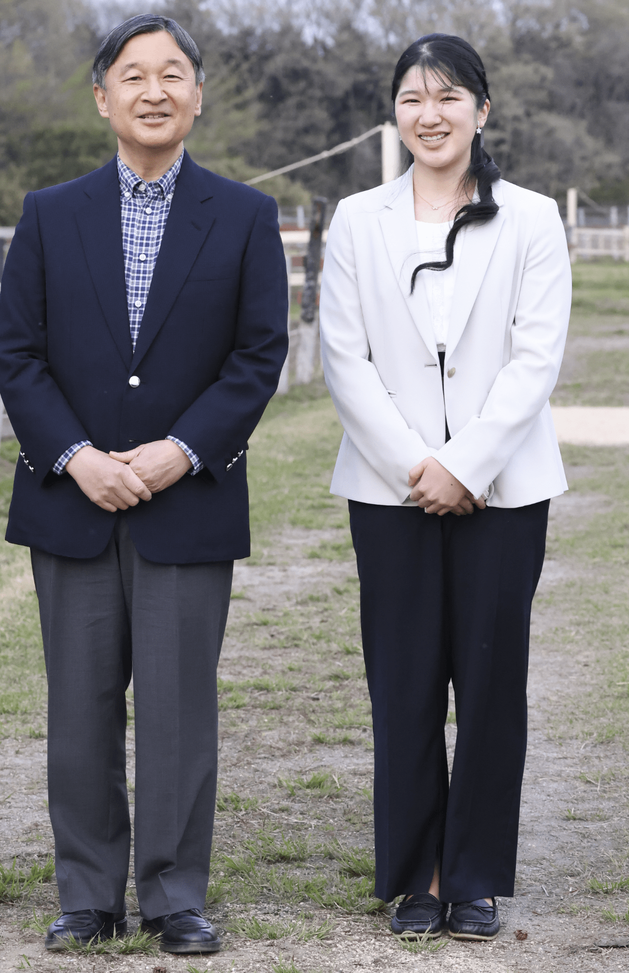 '23年4月　ご一家で御料牧場をご散策。髪をエレガントに巻かれて。「テーラードジャケットはややショート丈、黒パンツはワイドぎみのストレート。若々しさが漂います」（日置さん）