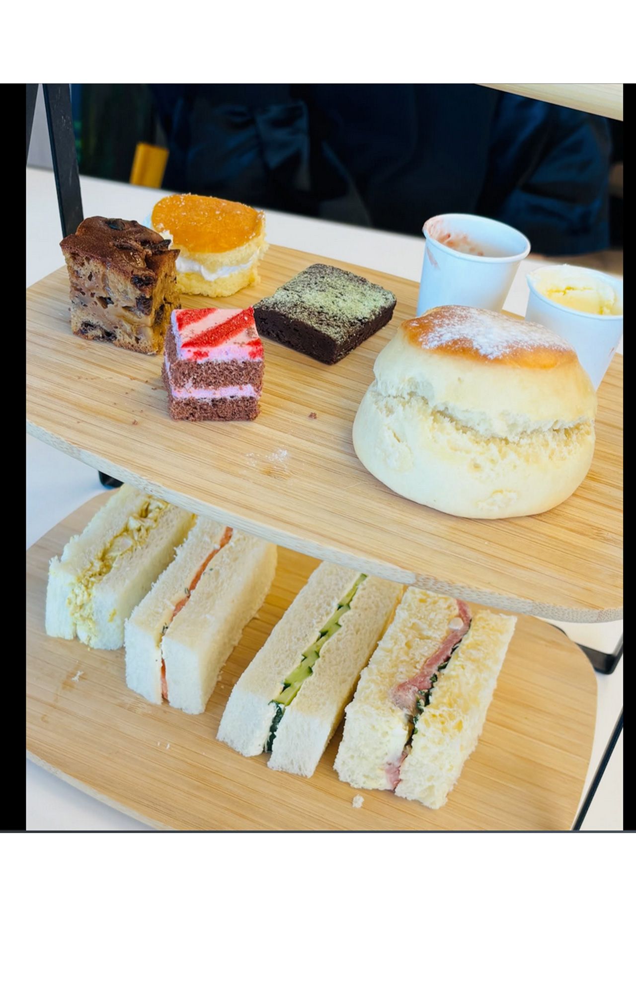 SNS上に投稿された英国パビリオンの「アフタヌーンティー」では、スコーンが一つに