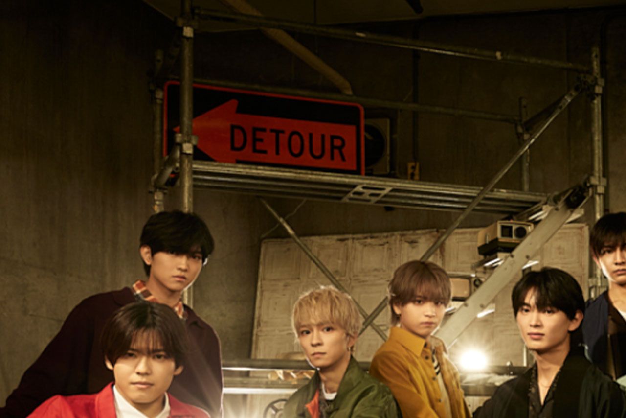 『少年忍者』のアーティスト写真の後ろに写り込む「回り道」と英語で書かれた看板（STARTOENTERTAINMENTの公式ホームページより）