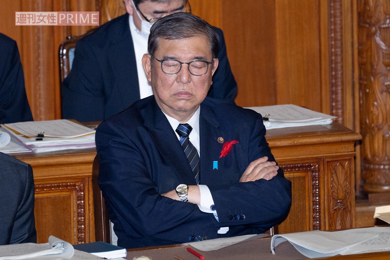 居眠り？をする石破茂元首相