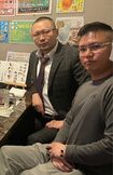 殺害された山中健司氏(左)と佐々木文俊被告(右)。常連店の従業員も「仲良く飲んでいた」と証言