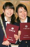長澤まさみ(左)と鈴木杏(右)の堀越高校卒業式での同級生仲よしショット。時を経て長澤は映像、鈴木は舞台をそれぞれメインに、実力派女優として大活躍している('06年卒業)