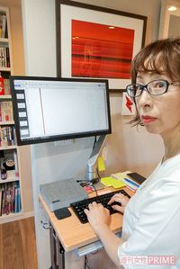 自宅の執筆机。集中しすぎて腰痛になると書けなくなるため、原稿は立って書く。そのため、階段に座り込んで好きな漫画を読む時間は至福だという