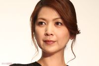 飯島直子、実業家夫の“路チュー不倫” 現場撮！ ガールズバー勤務の舞台女優と