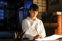 ドラマ『ツバキ文具店』で代書屋を演じる多部未華子が毛筆特訓中