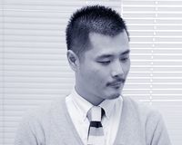 不機嫌という心理ゲーム：これがパワーコミュニケーションの前兆