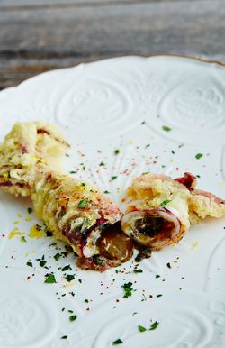 麦イカをまるごと揚げた麦イカのフリットは想像以上のやわらかさ。素材に対して、華美ではなく、真摯（しんし）に仕事しているのが感じられる　撮影／寺澤太郎