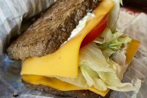 ウェンディーズ・ファーストキッチンのワイルド☆ロック（730円）。バンズがないため、とことんチーズとビーフパティを楽しめる。なかにはバンズがないのでヘルシーだと考えている人もいるようだ。同社も糖質が3.4グラムしかないことを推している（筆者撮影／東洋経済オンライン）