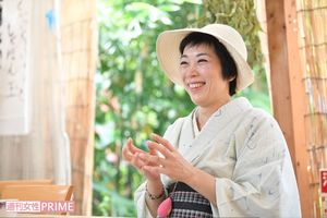 「“あなたの人生、問題ですね”って言われたらいい気はせえへんでしょ。だから、問題解決じゃなくて、その人ならではの素敵なところを見つけたい。『弱さを力に』がキーワードかな」とココルームのテラスで話す上田さん　