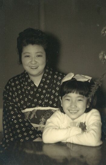 幼少のころの母は箸の上げ下ろしにもうるさかった