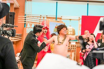 アダモちゃんにまた何かされるのではと、どことなく引きぎみな岡田。背中から遠慮の色が伺える　撮影／矢島泰輔