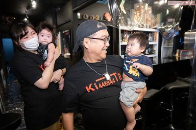 お孫さんを抱いて。とたんに優しいおじいちゃんの表情になる　撮影：齋藤周造