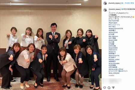 元日本代表の川合俊一を囲むようにロンドン五輪メンバーと写る山口（川合の右隣）（川合のインスタグラムより）