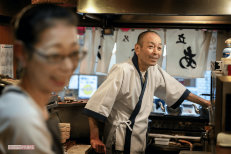 新刊の舞台となった店『あじろ』。店主と妻も登場（撮影／佐藤靖彦）