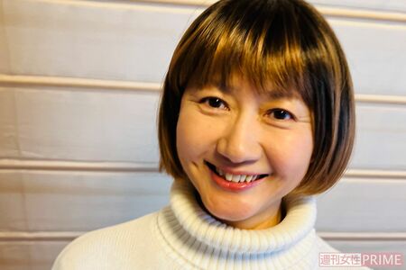 明るめの髪色のウィッグ姿の古村比呂さん。療養中とは思えないほど肌つやもよく若々しい！