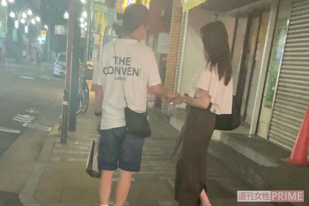 ネゴシックスと仲良く手をつないでいた