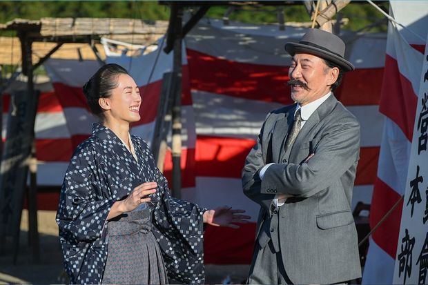 リハーサル中も終始、和気あいあい、リラックスした状態で、キャスト同士もこの笑顔。現場のアットホームさがうかがえる