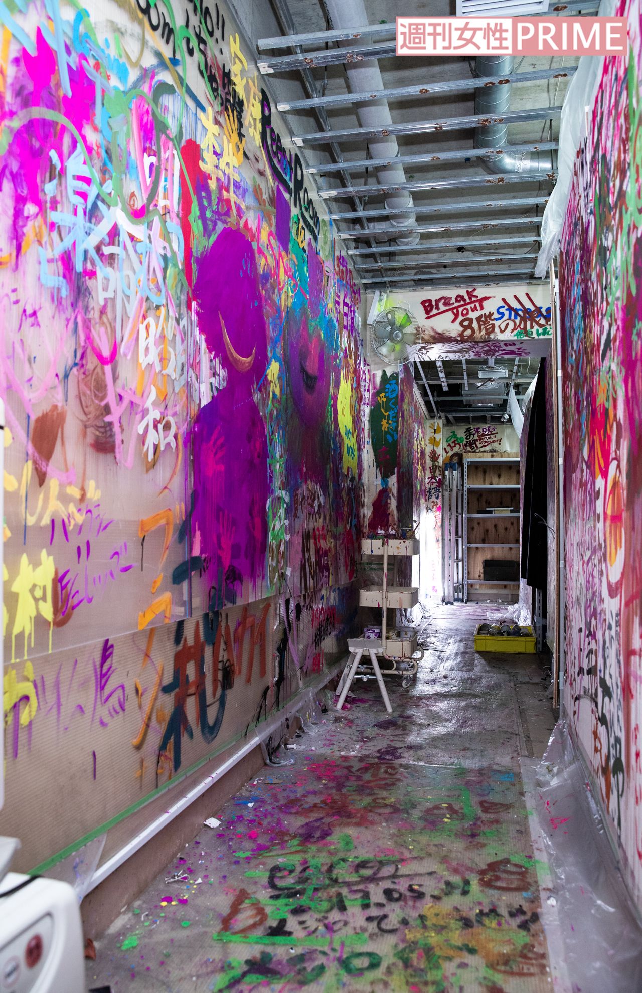 自由に落書きができる『FREE ART WALL』も（別料金）。壁に落書きできるなんて、圧倒的な背徳感……!　撮影／矢島泰輔