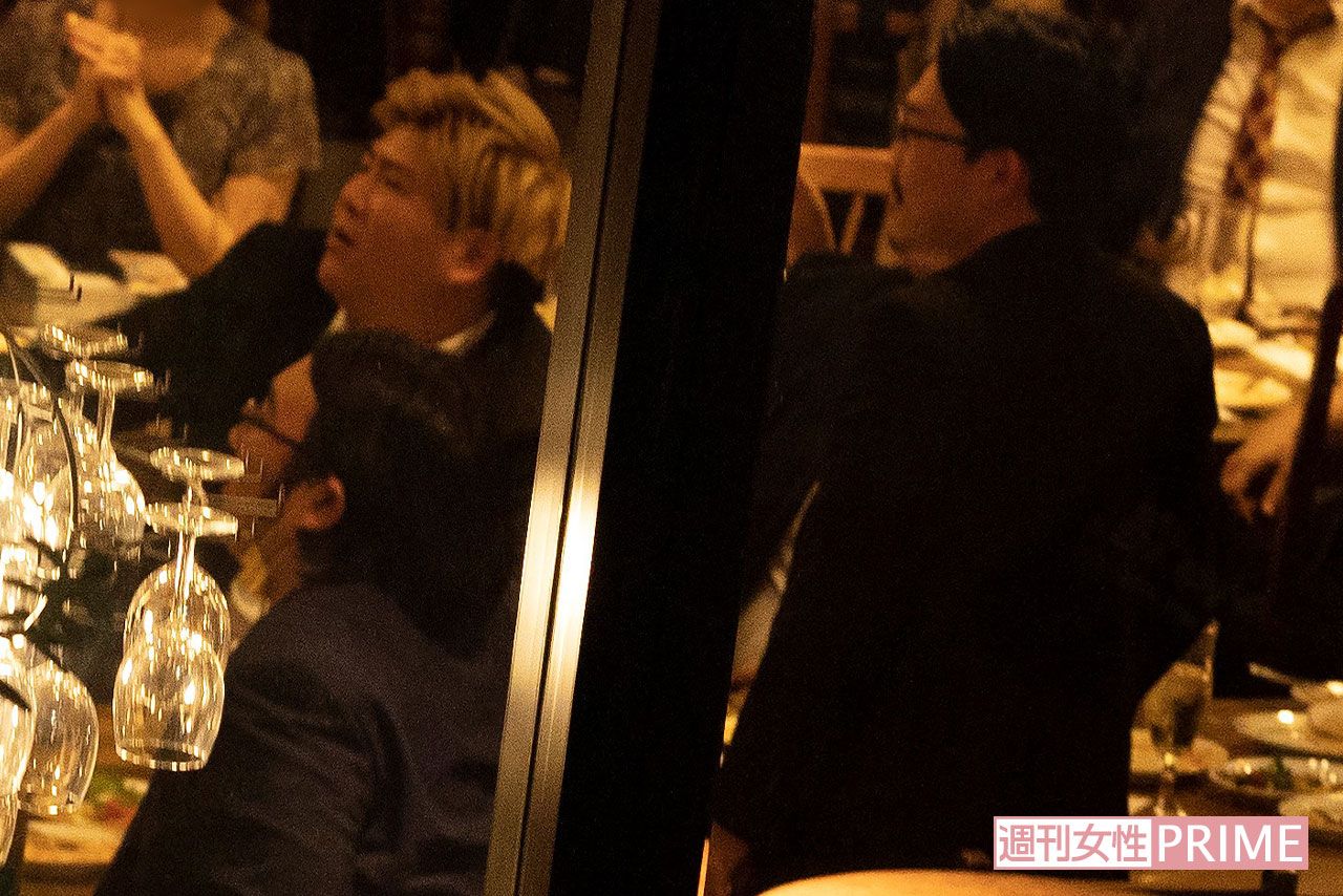 ビスケットブラザーズはコンビで隣の席に座っていた