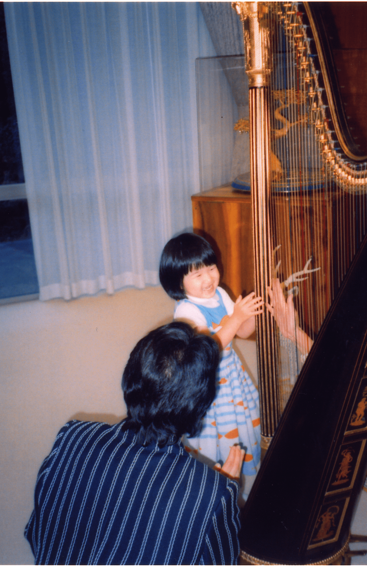 東宮御所で長澤さんのハープを触って楽しまれる愛子さまと雅子さま（'04年）