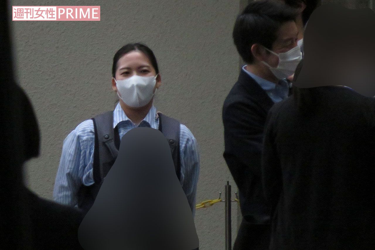 抱っこひもで次男を抱いて、時折あやしていた守谷絢子さん