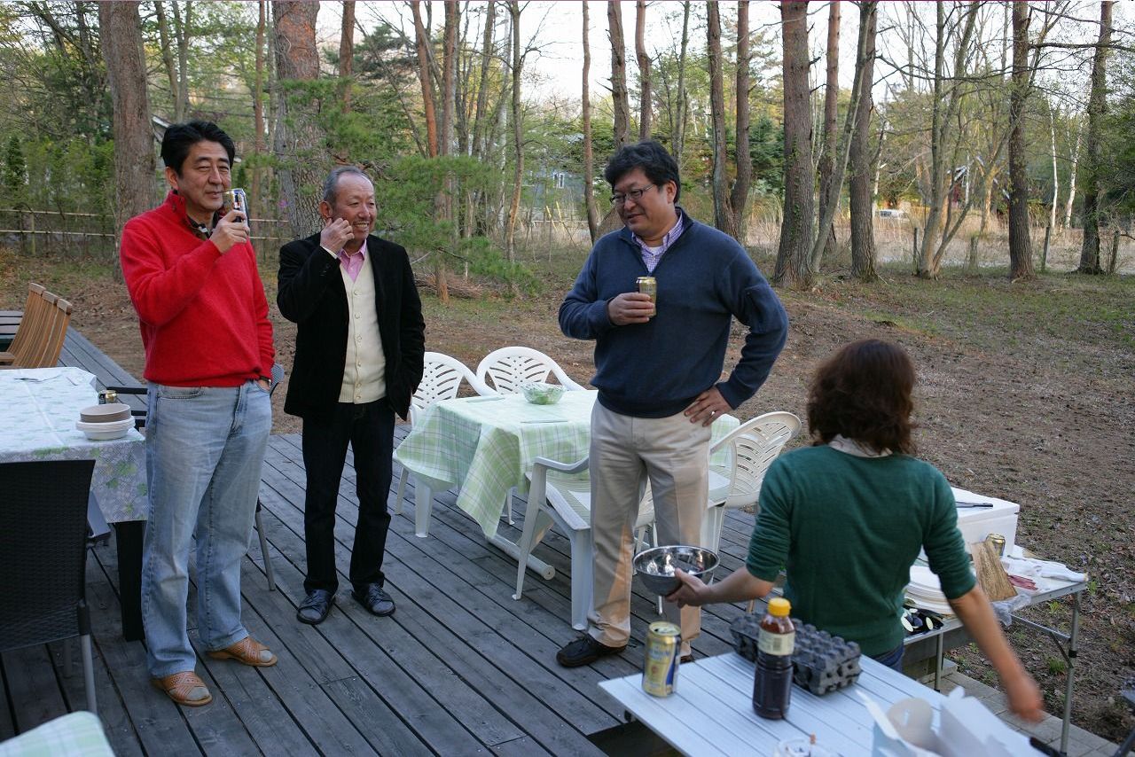 2013年にバーベキューで乾杯。左から安倍、加計、萩生田の各氏（萩生田氏のブログより）