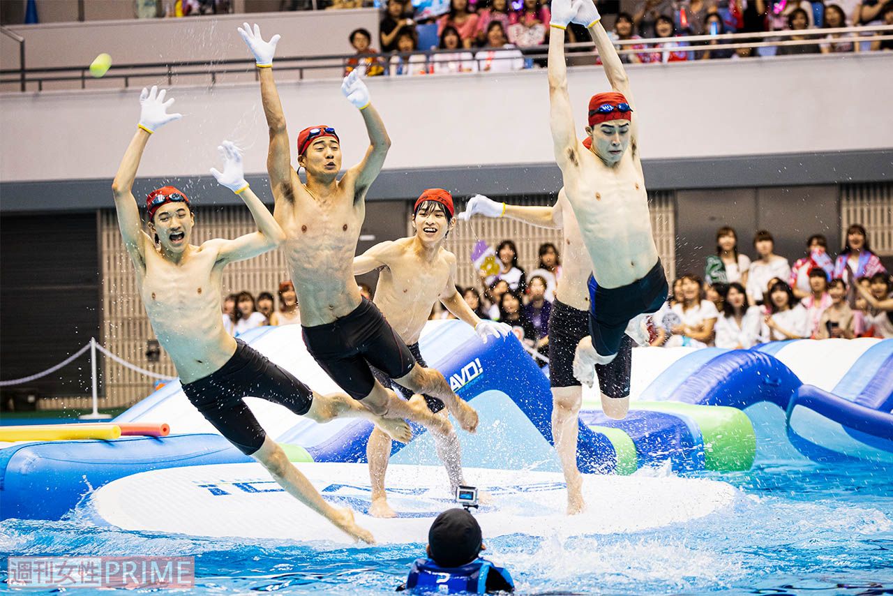 プールにダイブする紅組メンバー　撮影／廣瀬靖士