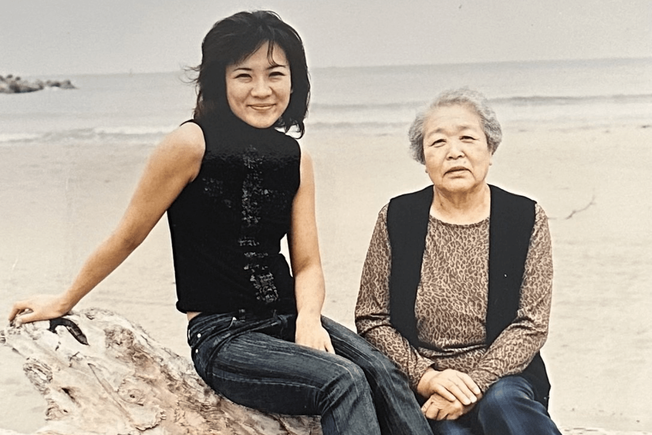 雑誌『AERA』に掲載された北原さんと祖母の輝子さん（2001年／撮影・鈴木愛子）