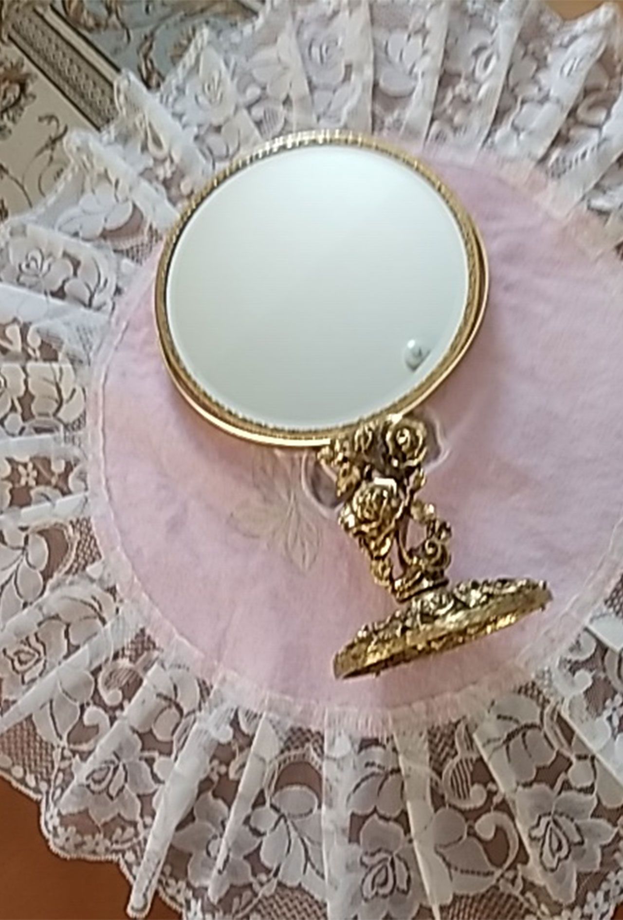 ひとり暮らしのリビングでテーブルに置いている鏡（撮影/浜木綿子）