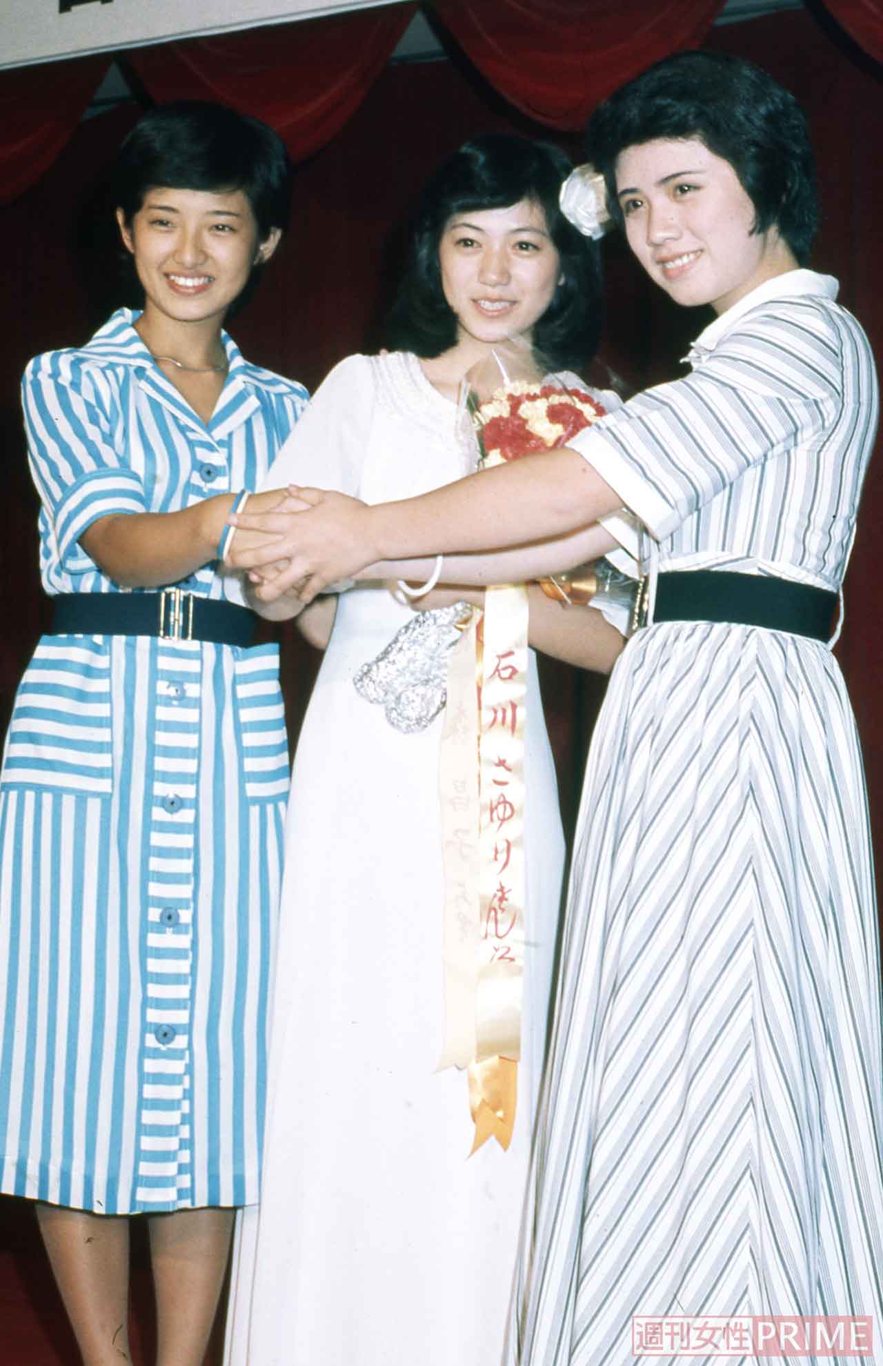 森昌子、山口百恵、石川さゆりがイベントで手をたずさえる（1975年8月27日）