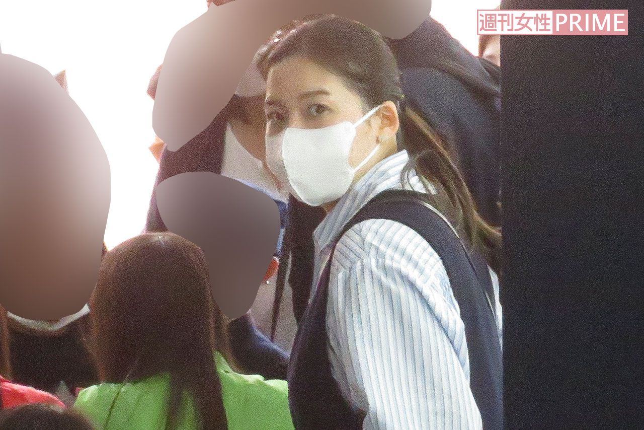 『オール学習院の集い』の縁日会場で、大勢の子どもたちと触れあう守谷絢子さん。