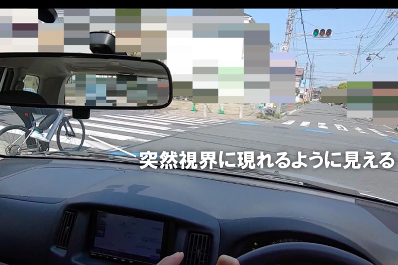 【2】交差点での左折時に巻き込みや衝突事故の原因に（提供＝au損害保険株式会社）