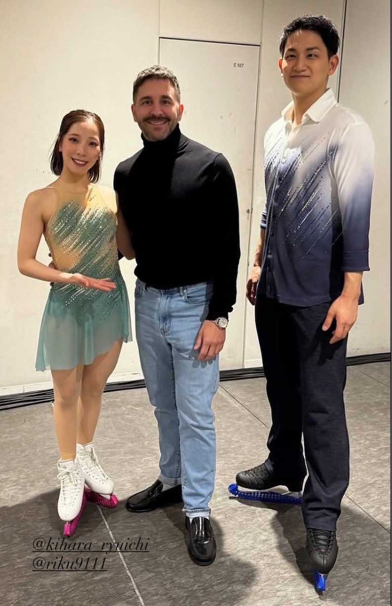 新衣装に身を包んだ「りくりゅう」こと三浦璃来と木原龍一との3ショットを公開した、衣装デザイナーのマシュー・キャロン氏（本人のインスタグラムより）