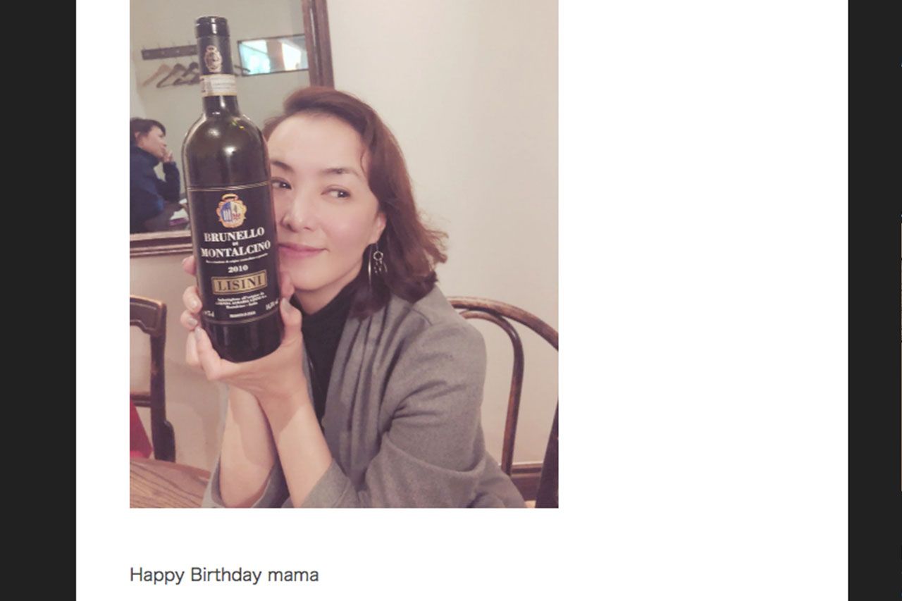 優一氏のブログより、ワインを抱えて映る景子さん。優一氏の芸能活動への理解も離婚の原因と報じられた