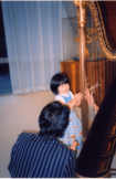東宮御所で長澤さんのハープを触って楽しまれる愛子さまと雅子さま('04年)