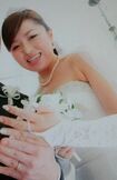 幸せそうな表情でほほえむ美樹さんの結婚式の写真(遺族提供)